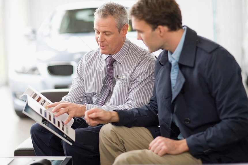 汽车销售人员与客户交谈