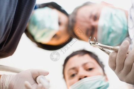 多生牙牙医用工具盯着病人背景