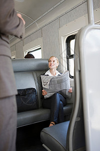坐火车的女人背景图片