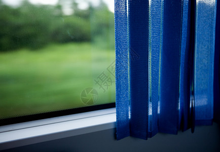 马来西亚米莉巴士上的蓝色窗帘和窗户图片
