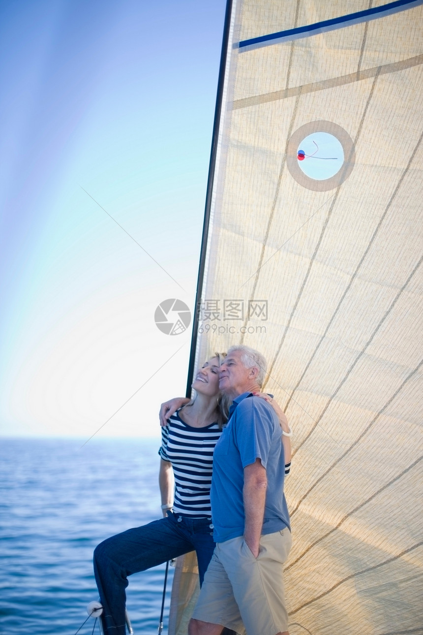 老夫妇站在帆船上图片