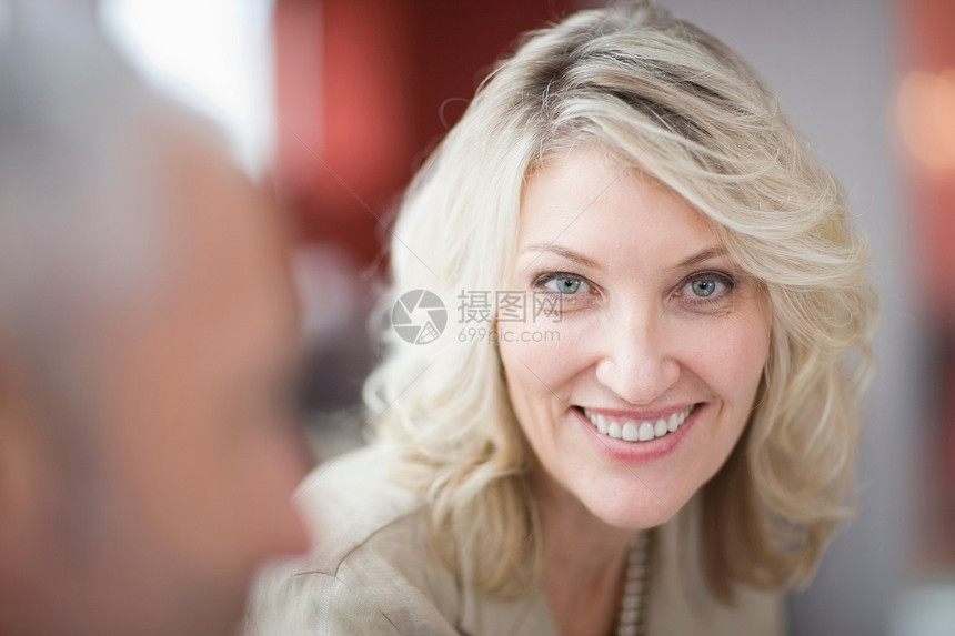 女商人微笑的特写镜头图片