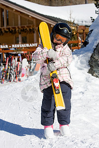 拿滑雪板的女孩图片