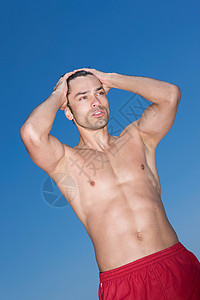 穿泳裤的男人图片