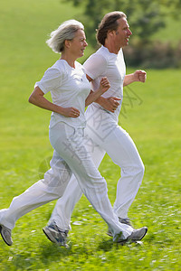 夫妻在野外跑步图片