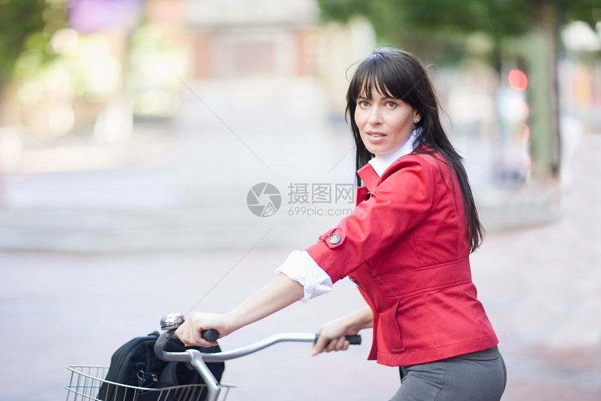 骑自行车的女人图片