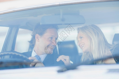 男人和女人坐在车里丈夫高清图片素材