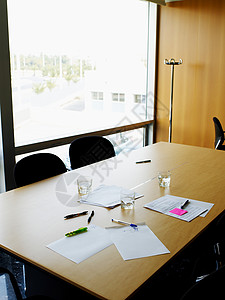 会议室桌子上的纸和笔图片