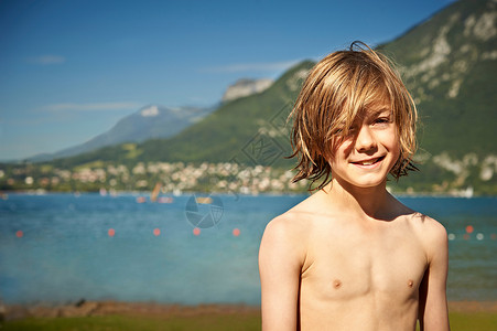 在湖岸微笑的男孩在户外高清图片素材