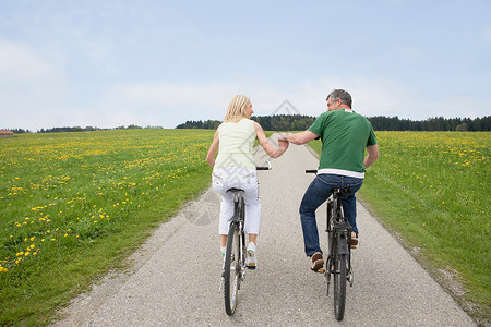 骑自行车的夫妇自然高清图片素材