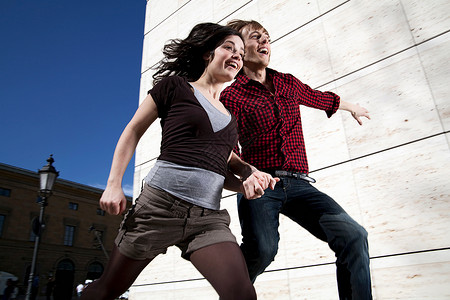 跳起来的年轻夫妇渴望的高清图片素材
