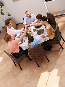 家庭聚餐成熟的人高清图片素材