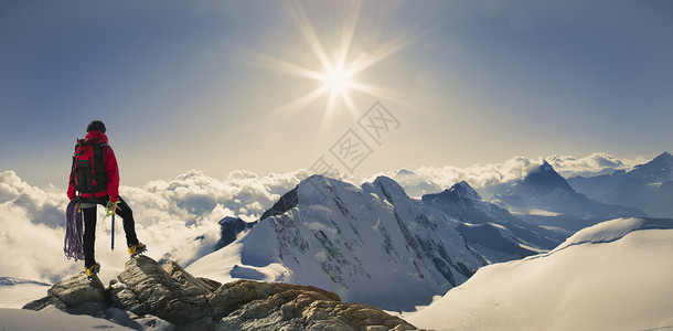 东阿尔卑斯山男性登山者背景