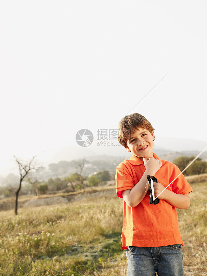 拿风筝的男孩图片