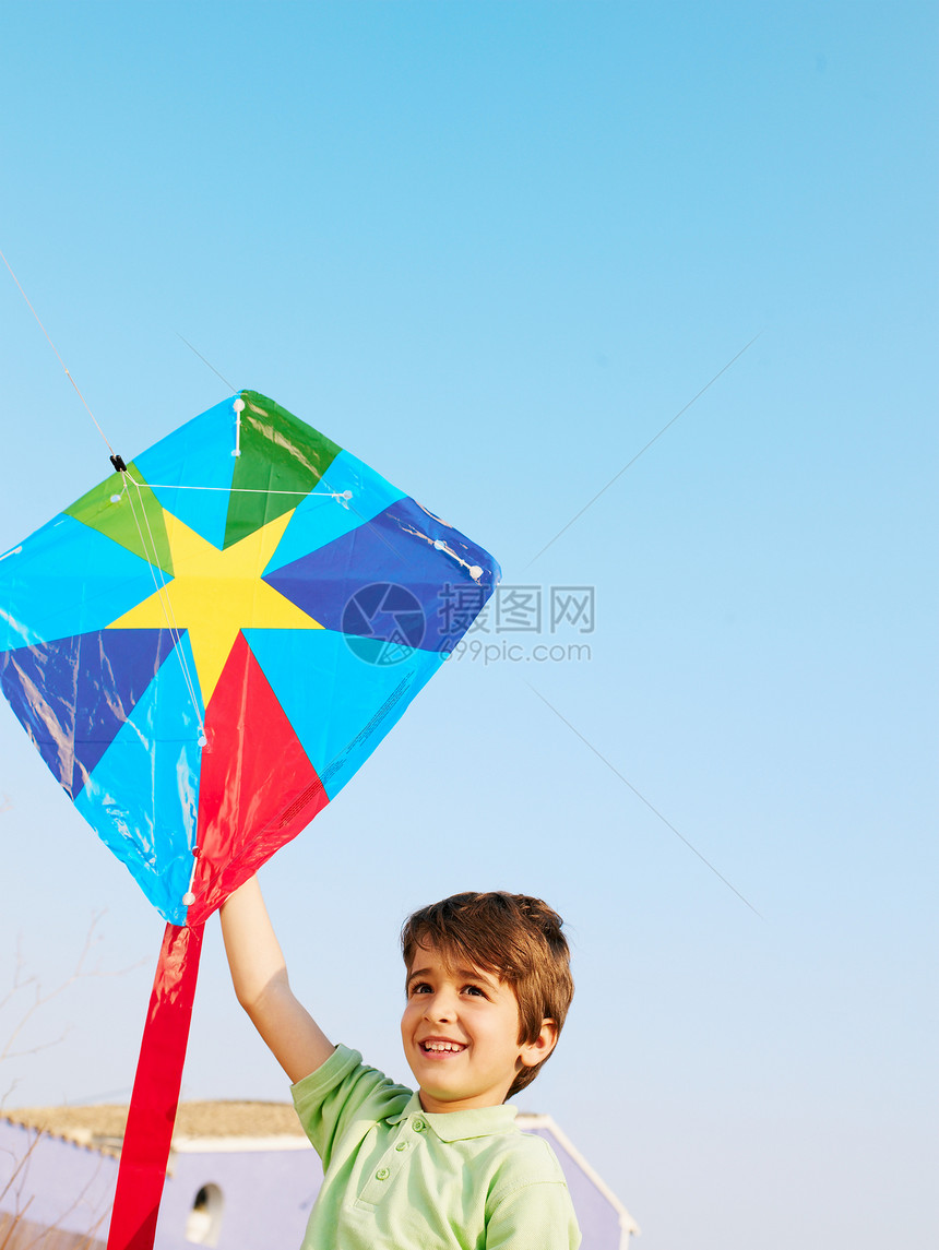 男孩举起风筝图片
