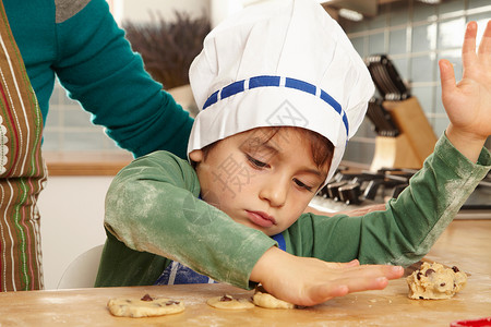 饼干男孩小男孩在厨房做饼干背景