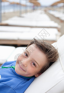 男孩躺在椅子上假期高清图片素材
