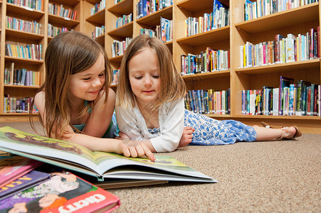 阅读分享学校图书馆的学生背景