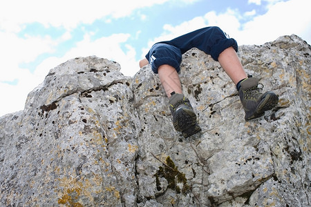 青少年攀岩男孩的腿背景