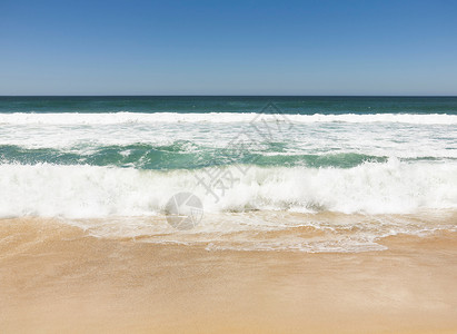 海浪冲击海滩图片