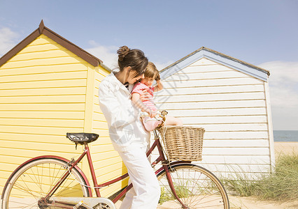 骑自行车的女人和女孩图片