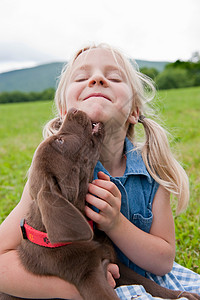 抱着小狗的小女孩友谊高清图片素材