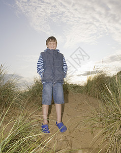 男孩在沙丘上外国高清图片素材