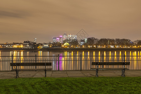英国伦敦金丝雀码头和泰晤士河夜景背景图片