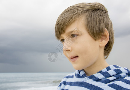 男孩看着大海白天高清图片素材