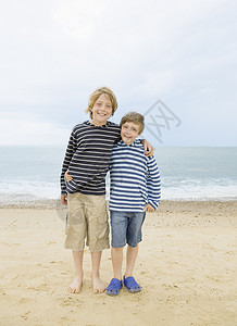 男孩们在海滩上拥抱白天高清图片素材