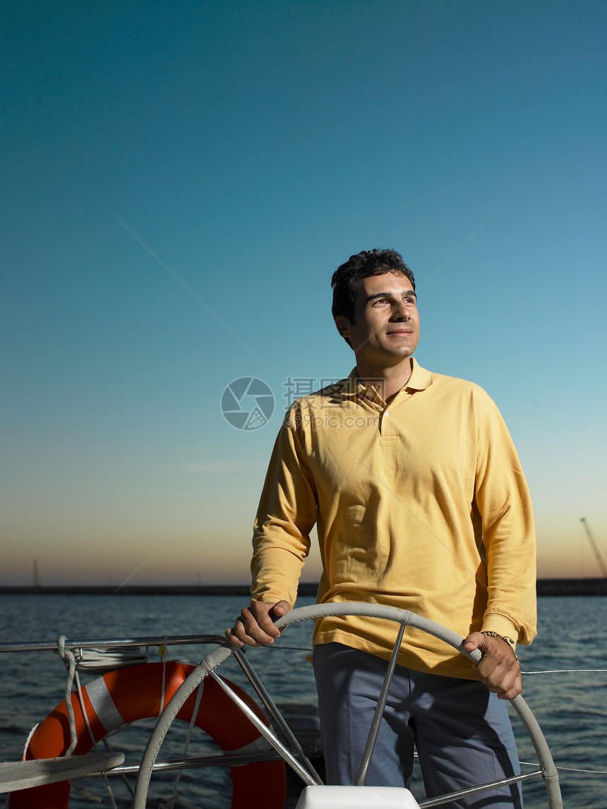 男子驾驶游艇微笑图片