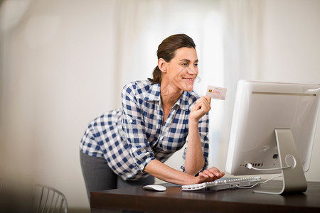 孕妇在网上购物书桌高清图片素材