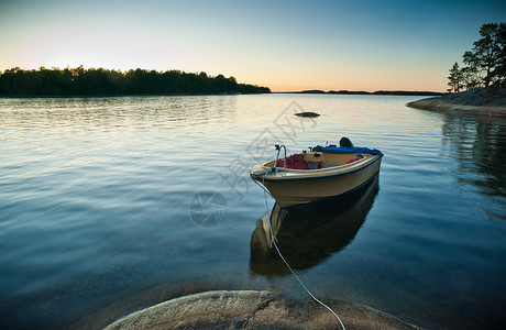 船停靠在平静的湖中图片
