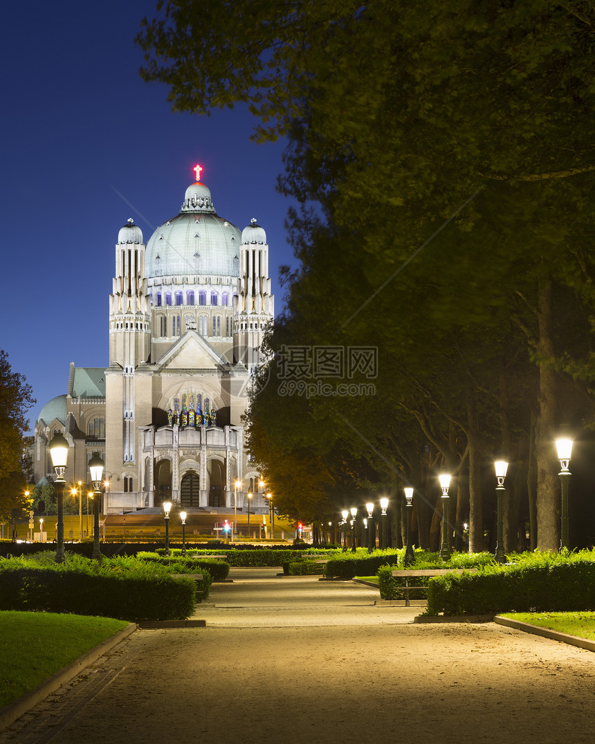 比利时布鲁塞尔公园夜景国家圣心大教堂图片