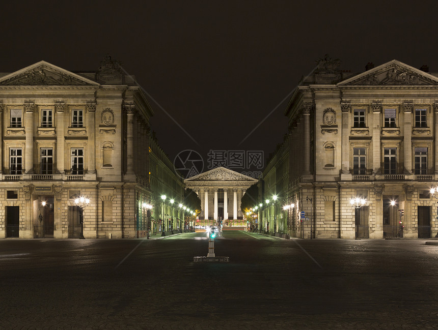 从协和广场到法国巴黎马德兰教堂的夜景图片
