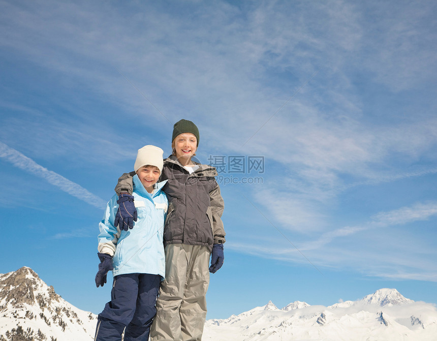 男孩们在雪山的场景图片