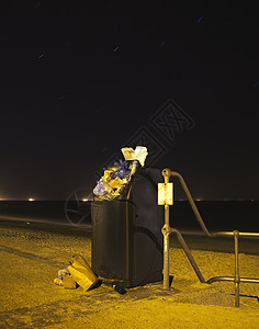 夜间公共垃圾桶图片
