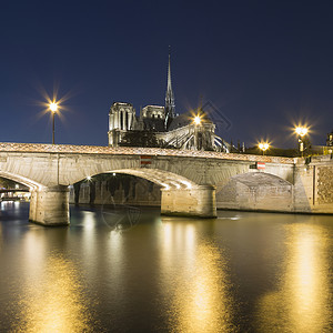 法国巴黎圣母院和塞纳河夜景图片