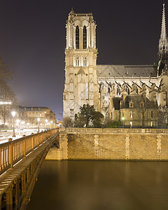 法国巴黎，巴黎，巴黎圣母大教堂和欧桥双塔夜景图片