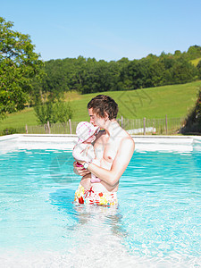 爸爸和宝宝在游泳池里图片