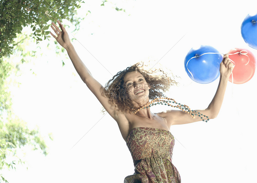 带气球的女人在户外跳图片