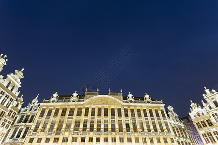 比利时布鲁塞尔，晚上的大广场布拉班特公爵宫的低角度视图背景图片