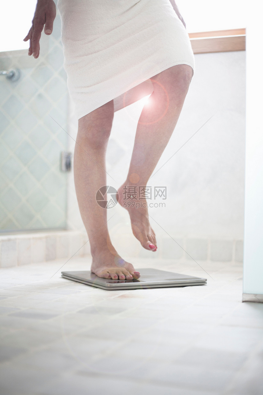 体重秤上的女人图片