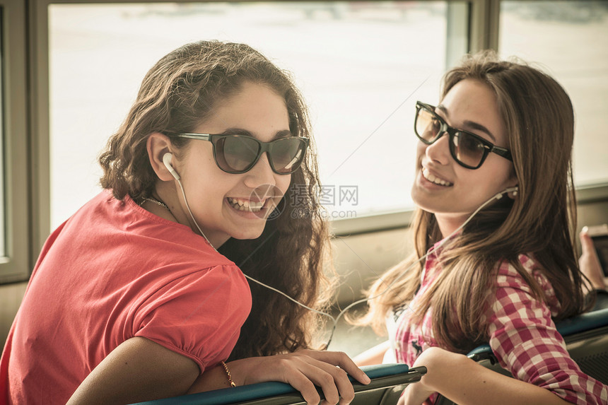 两个戴着太阳镜听音乐的少女图片