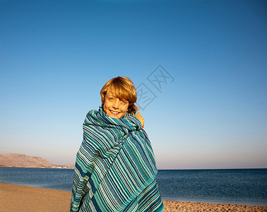 裹着毛巾的男孩用毛巾包着高清图片素材