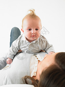 宝宝在趴在妈妈的胸口白种人高清图片素材