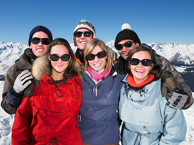 登上雪山的一群人图片