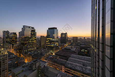 智利圣地亚哥市中心夜间鸟瞰图背景图片
