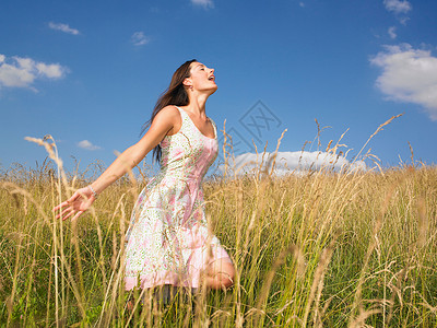 女奔跑在草地里奔跑的女人背景