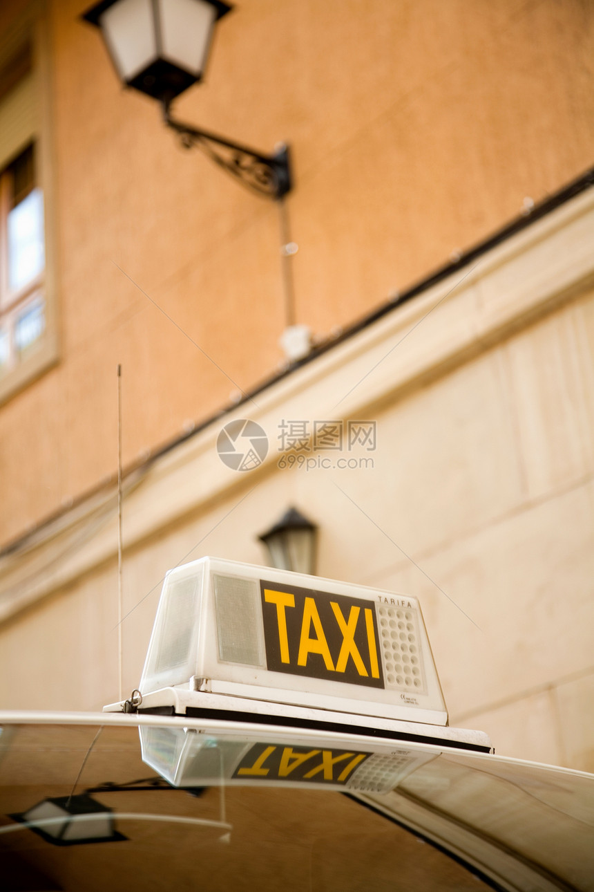 停在建筑物旁的出租车图片